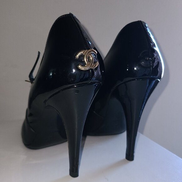 CHANEL 37 6/6.5 Black Patent Leather 2-Tone CC Metal Logo T-strap Mary Jane Pump - Picture 12 of 13